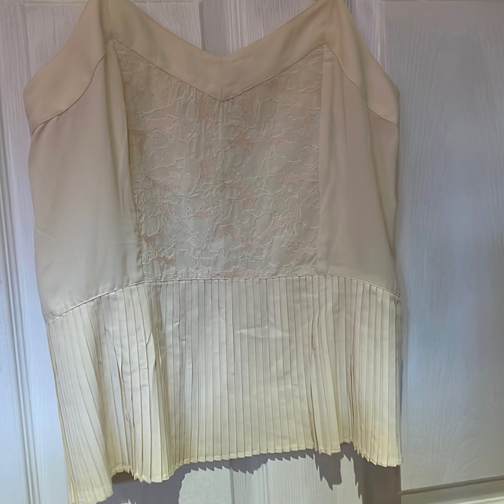 Lace design in front